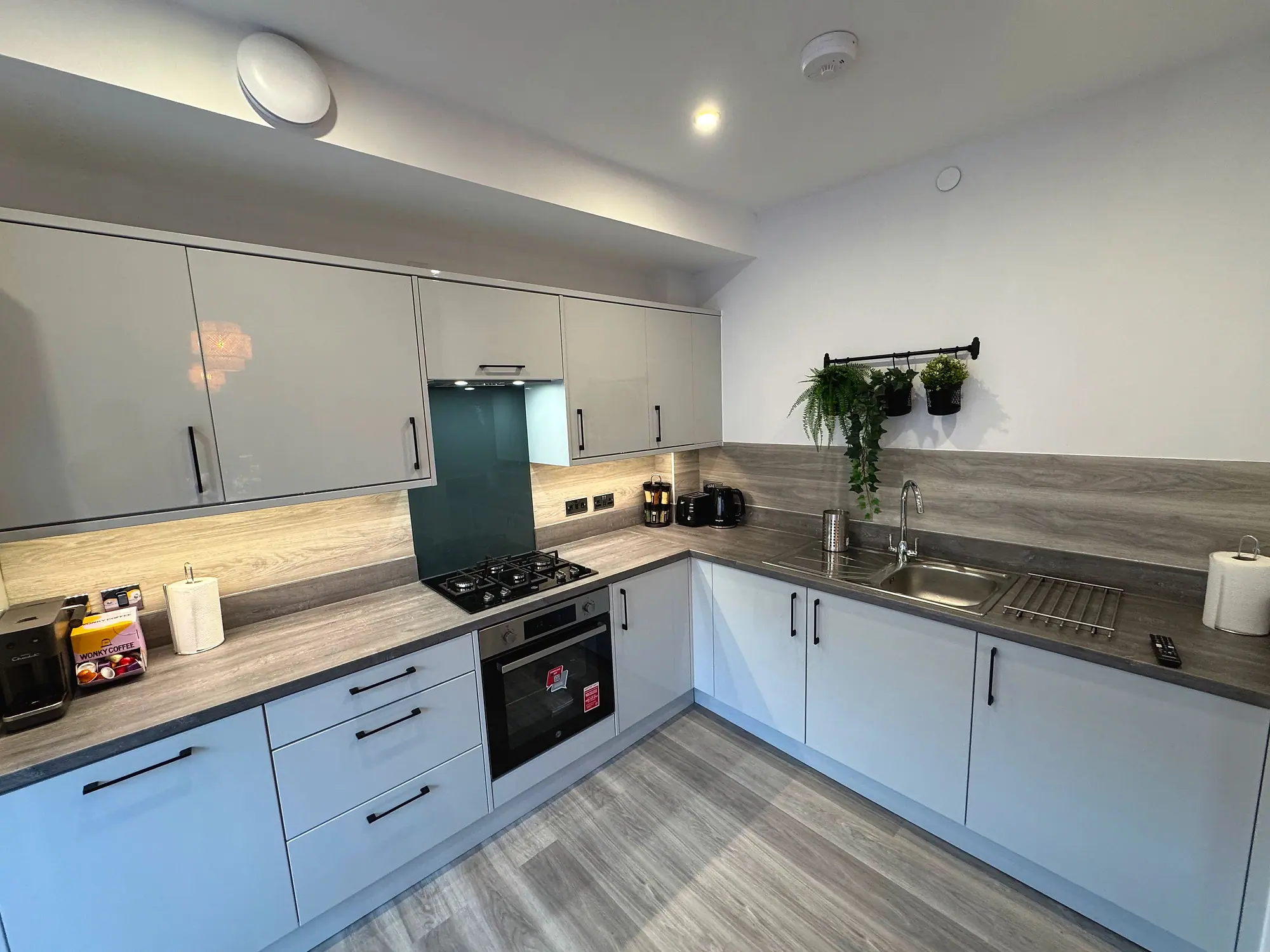 Fitted kitchen with gas hob, oven and full-size appliances